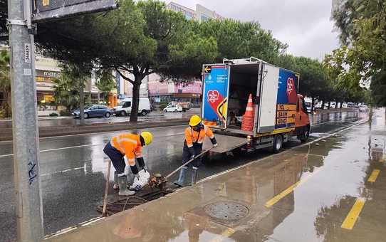 İBB, İstanbul'da kuvvetli sağanak ve fırtına için 6.722 personeli hazırda bekletiyor