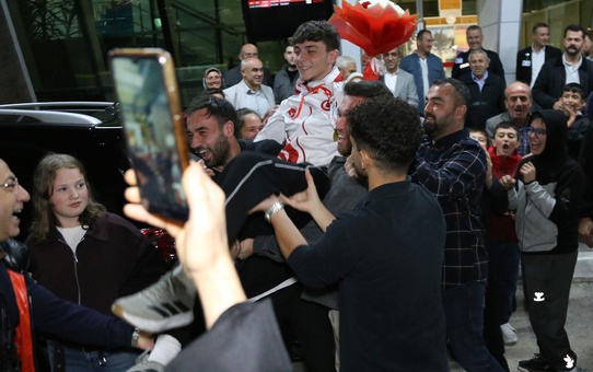 İsrailli rakibini yenerek dünya şampiyonu olan milli sporcuya Kastamonu'da coşkulu karşılama