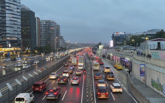 İstanbul trafiği yüzde 78'e ulaştı, D-100 Yenibosna'da araçlar güçlükle ilerledi
