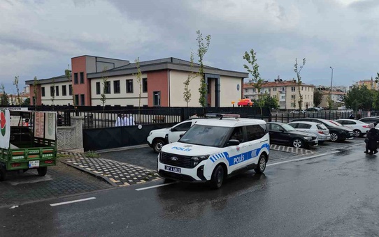 Kayseri'de oyuncak silahı okula doğrultan şahıs polis ekiplerince gözaltına alındı