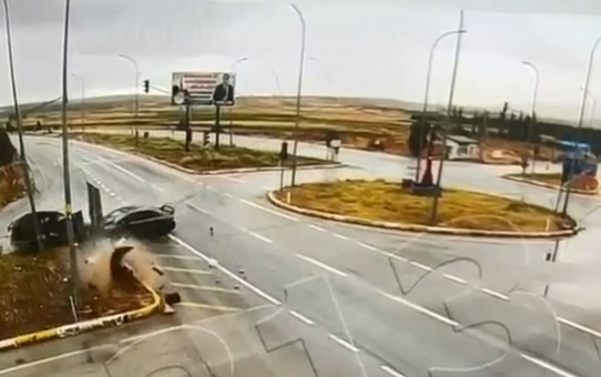 Altıntaş'ta kafa kafaya çarpışan otomobillerde 2 kişi hayatını kaybetti, 8 kişi yaralandı