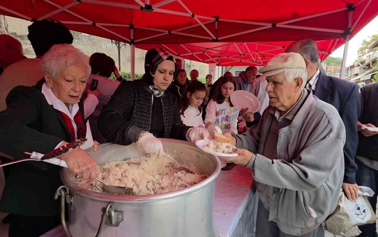 Kütahya'da Mevlana'nın doğumunun 819. yıl dönümünde pilav ve ayran ikram edildi