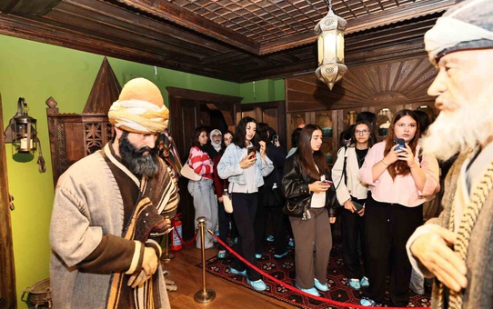 Manisa GSB yurtlarına yeni kayıt yaptıran üniversitelilere şehir gezisi düzenlendi