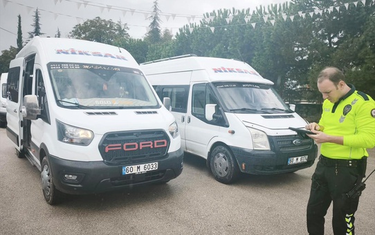 Niksar Kaymakamlığı okul ve yurt çevresi denetiminde 24 servis aracını denetledi