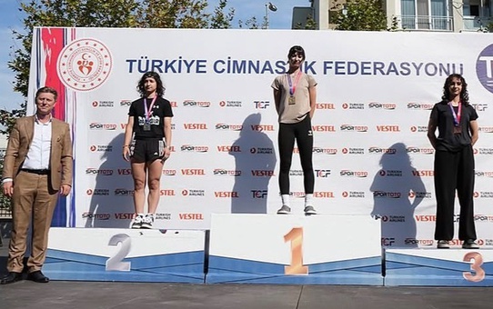 Mersinli Esilay Odabaşı, Türkiye Şampiyonası'nda altın ve bronz madalya kazandı