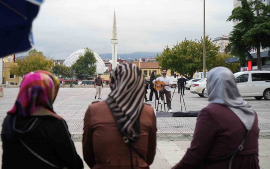 Samsun'da sokak müzisyeni Sadık Keleş, 3 noktada 2'şer saat şarkı söylüyor