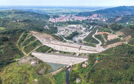 Samsun Salıpazarı'nda baraj şantiyesinde işçi, kolunu makineye kaptırarak ağır yaralandı