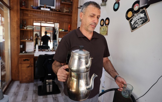 Konya Seydişehir'de esnaf, çay molası için zil çalıyor, zili çalana çay söyletiyor