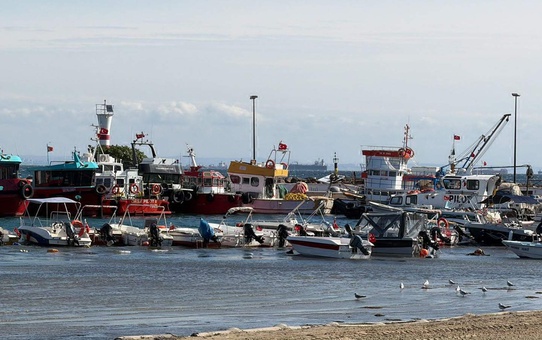 Tekirdağ'da fırtına balıkçıların denize açılmasını engelledi, uçuşlar iptal edildi