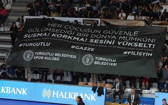 Turgutlu Belediyesi Kadın Basketbol Takımı ilk maçta çocuk güvenliği mesajı verdi
