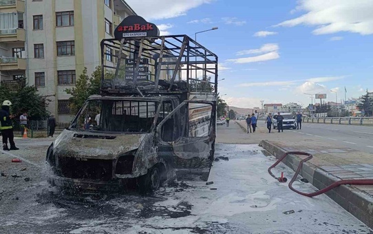 Van İpekyolu'nda park halindeki kamyonetin motoru yandı, 20 dakikada söndürüldü