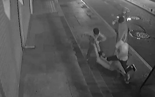 Zeytinburnu’nda aile içi alacak kavgası: Yeğenleri amcalarını çekiçle döverek hastanelik etti