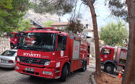 Amasya Kurşunlu Mahallesi'nde 2 katlı evde çıkan yangında evin bir bölümü hasar gördü