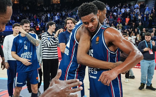 Anadolu Efes, Real Madrid'i devirdi