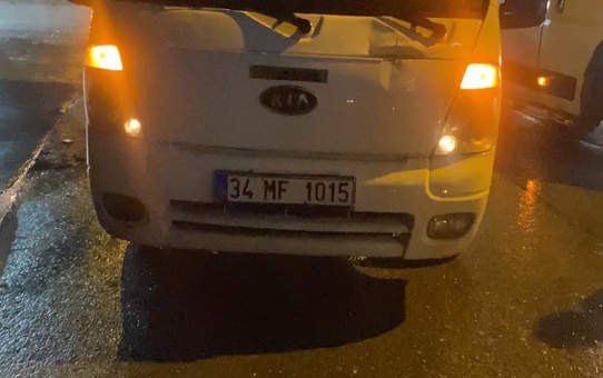 İETT otobüsünün önünü kesen kamyonet sürücüsü Başakşehir'de dakikalarca yolu kapattı