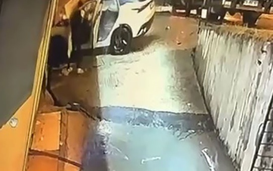 Beylikdüzü'nde alev alan otomobilde mahsur kalan sürücüyü bir vatandaş kurtardı