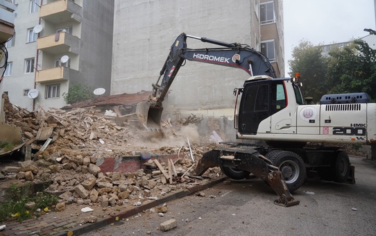 Bilecik Belediyesi, muhtarların talebiyle riskli metruk binaları yıkıyor