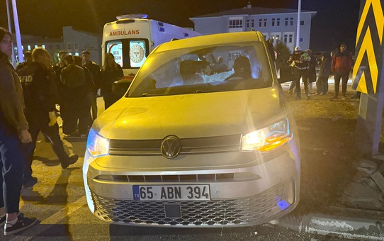 Bitlis'te üniversite önünde minibüs ile hafif ticari araç çarpıştı, 6 kişi yaralandı
