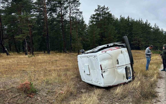 Bolu-Kıbrıscık yolunda kaygan zeminde hafif ticari araç yan yattı, yaralanan olmadı