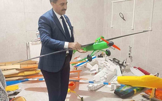 Milli Eğitim Müdürü Keleş, Bolvadin BİLSEM'deki İHA ve SİHA tasarımlarını yerinde gördü