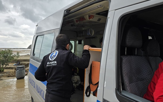 Bursa Mudanya'da sağanak sokak ve evleri su altında bıraktı, 3 çocuk ve anne kurtarıldı