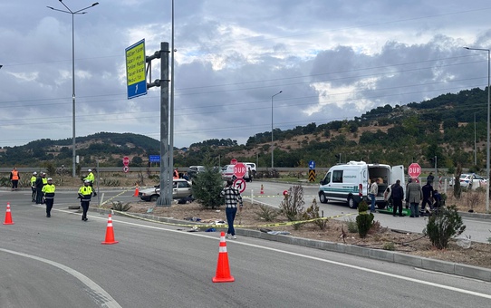 Ayvacık'ta İzmir yolundaki otobüs otomobile çarptı: 2 kişi yaşamını yitirdi