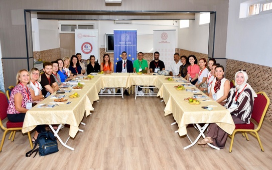 Erasmus projesiyle Silifke'ye gelen 11 öğretmen öğrencilerle buluştu