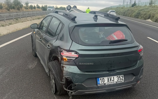 Eskişehir Sivrihisar'da iki aracın karıştığı kazada biri takla attı, yaralanan olmadı.