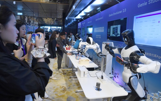 Hong Kong, 2026 ihracat tahminini yapay zeka talebiyle yüzde 42-47'ye yükseltti