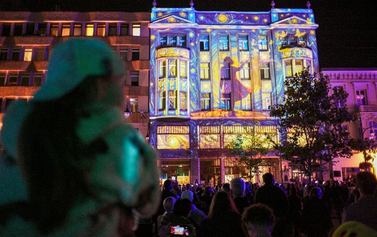 Lodz'daki 16. Light Move Işık Festivali, kenti 'Hayaller' temasıyla aydınlattı