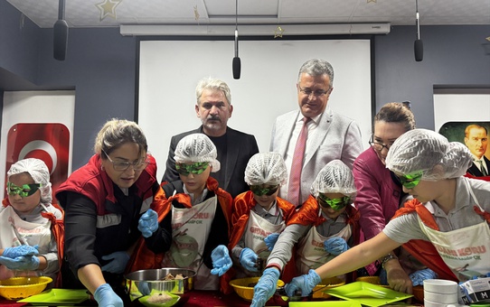 Samsun'daki öğrenciler israfa dikkat çekmek için kırıntıdan çikolata topları yaptı