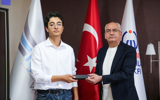 İŞGEM yöneticisi, TUA Astro finalinde ilk 10'a giren Vanlı öğrencileri ödüllendirdi