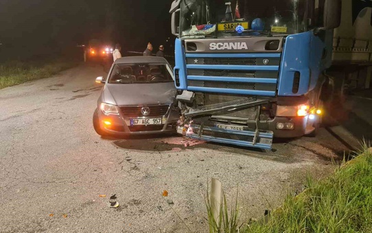 Zonguldak Çaycuma'da ana yola çıkan tır otomobille çarpıştı, ölü yaralı yok