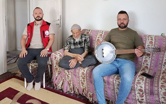 Besni'de 85 yaşındaki görme engelli Ahmet Kasap'a cümbüş ve uzun hava sürprizi yapıldı