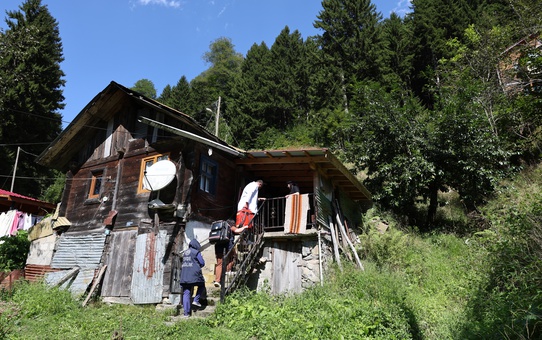 Rize Ayder'de 109 yaşındaki Sabriye Gündoğdu'nun tedavisi evinde yapıldı