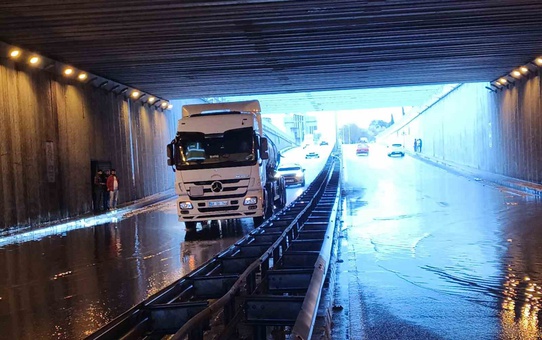 Aydın-Denizli yolunda sağanak kazaya neden oldu, ASTİM Altgeçidi'nde 1 kişi yaralandı
