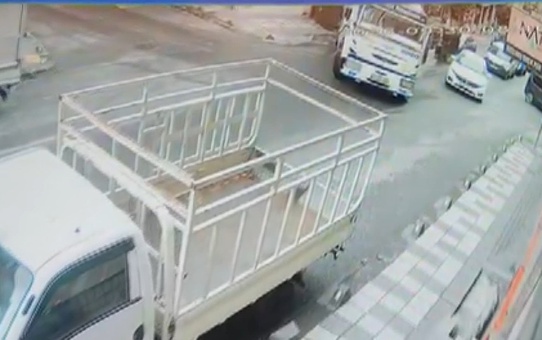 Bağcılar’da yokuştan kayan su tankeri otomobile ve elektrik direğine çarparak durabildi