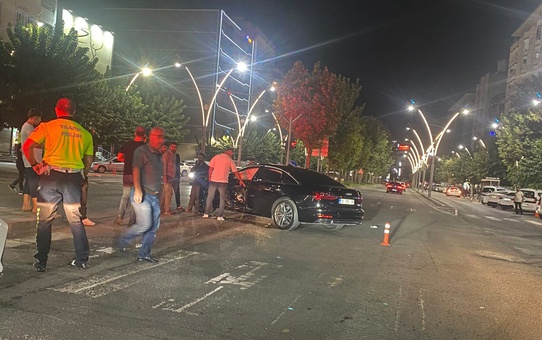 Batman'da Turgut Özal Caddesi'nde çarpışan iki otomobilde 2 kişi yaralandı