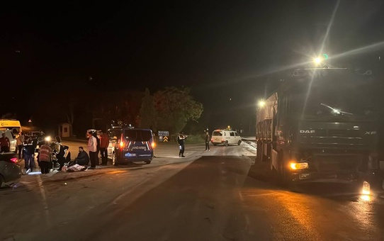 Bilecik Osmaneli'de tıra çarpan otomobildeki 5 kişi yaralandı, hayati tehlikeleri yok