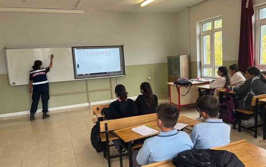 Bilecik'te jandarma, Merkez ve Osmaneli okullarında siber güvenlik eğitimi verdi