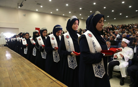 Bitlis Belediyesi Kültür Merkezi'nde 86 hafize için icazet töreni düzenlendi