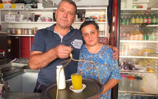 Burhaniye'de çay ocağı işleten Özgür Yıldırım, günde 15 km yürüyüp esnafa çay taşıyor