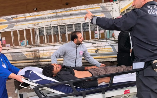 Bursa İnegöl'de kamyonetin kasasından 2 metre yükseklikten düşen Yusuf G. yaralandı.