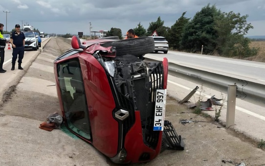 Bursa Karacabey'de Bandırma yolunda kanala düşen otomobilde 1 kişi yaralandı