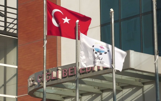 Çiğli'de CHP, Yıldız'ın AK Parti'ye geçişini siyah çelenkle protesto etti