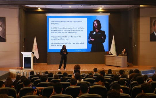 Eski NASA roket bilimcisi Bowe, Adana'da düzenlenen etkinlikte öğrencilerle buluştu