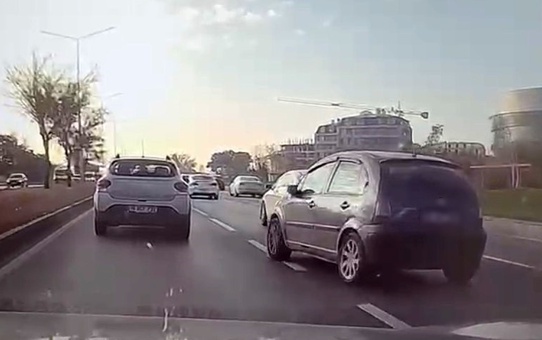 İddiaya göre Eskişehir'de sürücünün sinyal vermeden ani freni kameraya yansıdı