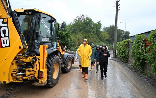 Kartepe Belediye Başkanı Kocaman, yağıştan etkilenen mahallelerde inceleme yaptı