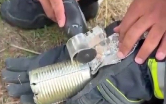 Konserve kutusuna sıkışan kedi Kayseri Hacılar'da itfaiye ekiplerince kurtarıldı