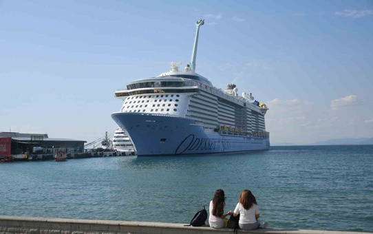 Kuşadası'na 2 kruvaziyerle gelen 4 bin 694 turist esnafı sevindirdi